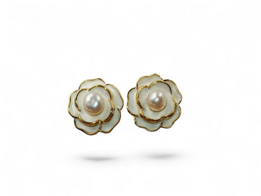 Close-up of MOP petals and 5mm pearl