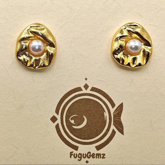 Close-up of brass leaf and 5mm pearl
