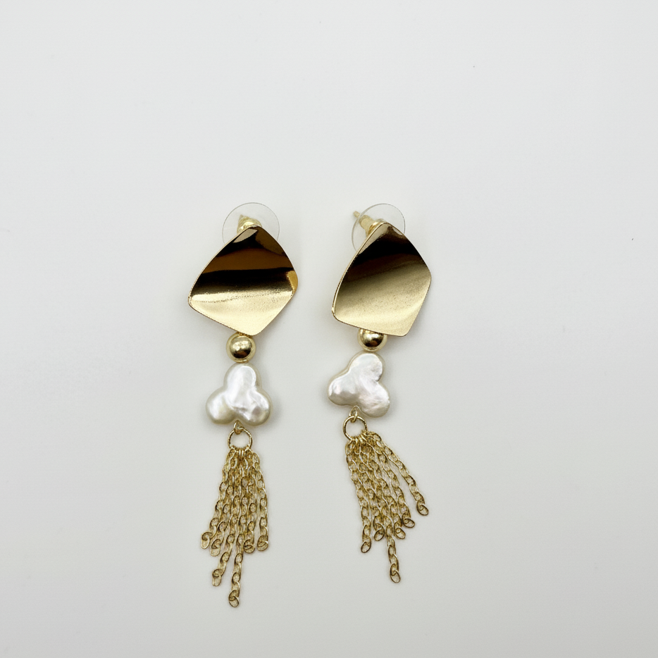 A pair of 71mm 14K gold-plated dangle earrings featuring a 12mm white cloverleaf-shaped pearl.